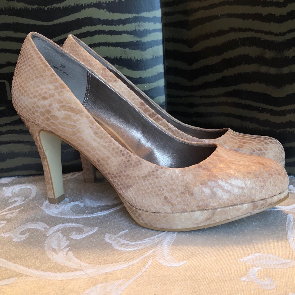 Beautiful Moda Spana snake print heels.